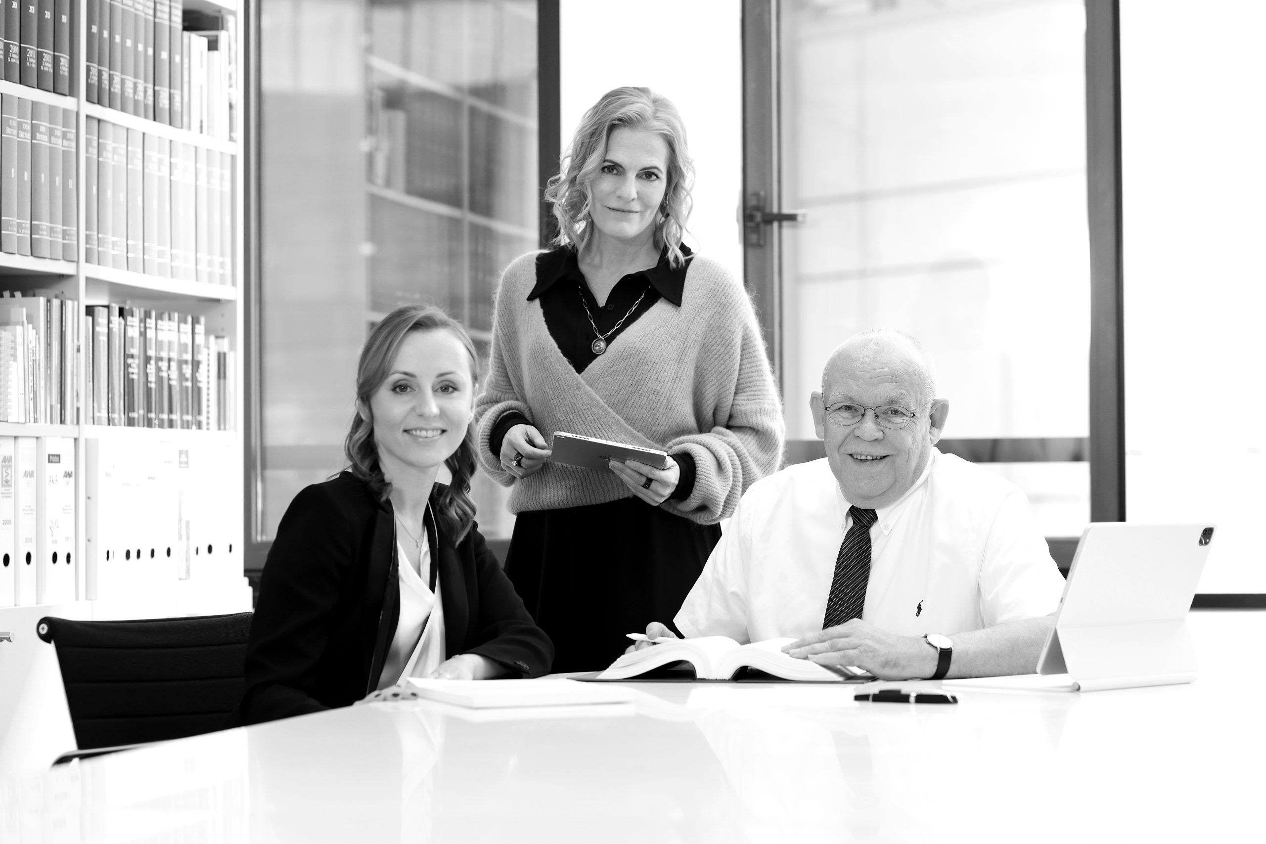 Dr. Bernhard Bellinger, Tanja Honig und Johanna Bungert am Konferenztisch